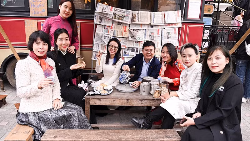 Туристы «возвращаются в период дотационно-распределительной карточной системы» в районе линии электромобиля №6 на кулинарной улице Даонгок – Нгуса (район Бадинь, Ханой).