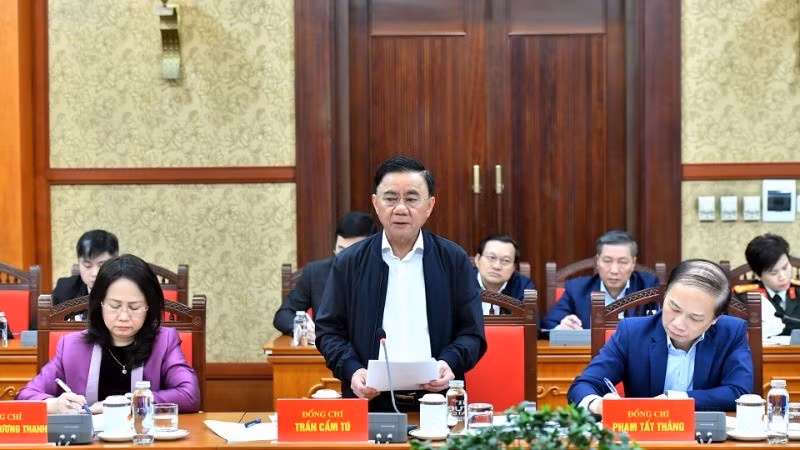 Товарищ Чан Кам Ту выступает на заседании.