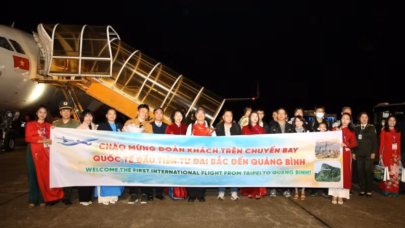 Провинция Куангбинь приветствовала первый международный рейс из Тайбэя (Тайвань, Китай) в аэропорт Донгхой.