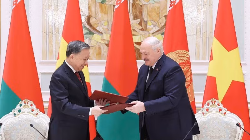 Генеральный секретарь ЦК КПВ То Лам и Президент Александр Лукашенко подписывают Совместную декларацию об установлении отношений стратегического партнёрства между Вьетнамом и Беларусью. Фото: ВИА