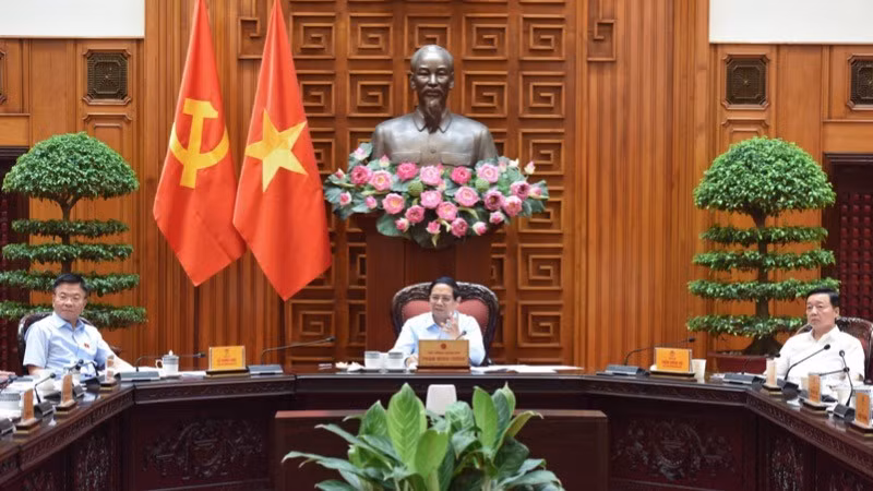 Премьер-министр Фам Минь Тьинь председательствует на заседании. Фото: Чан Хай