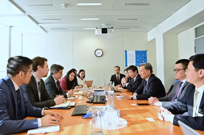 Председатель Комитета НС по вопросам науки, технологий и охраны окружающей среды Ле Куанг Хюи, Заместитель министра науки и технологий Буй Хоанг Фыонг и делегация на рабочей встрече с представителями МАГАТЭ.