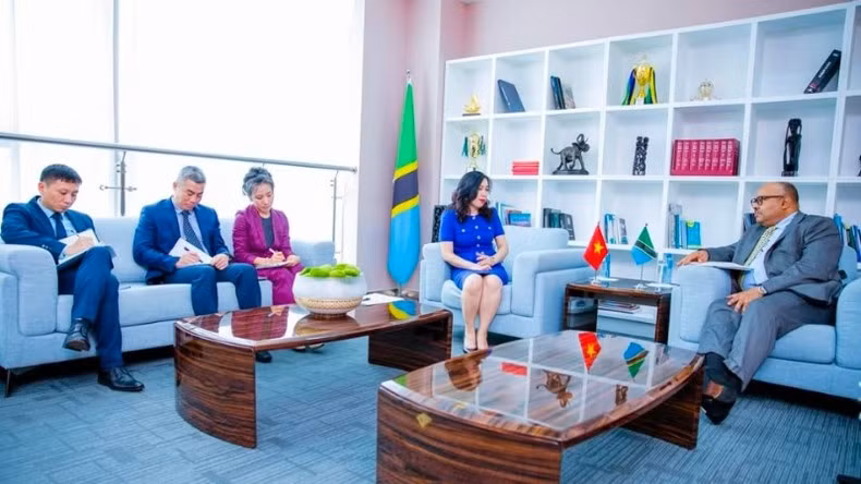 Заместитель министра иностранных дел Вьетнама Ле Тхи Тху Ханг и Министр иностранных дел и восточноафриканского сотрудничества Танзании Махмуд Табит Комбо.