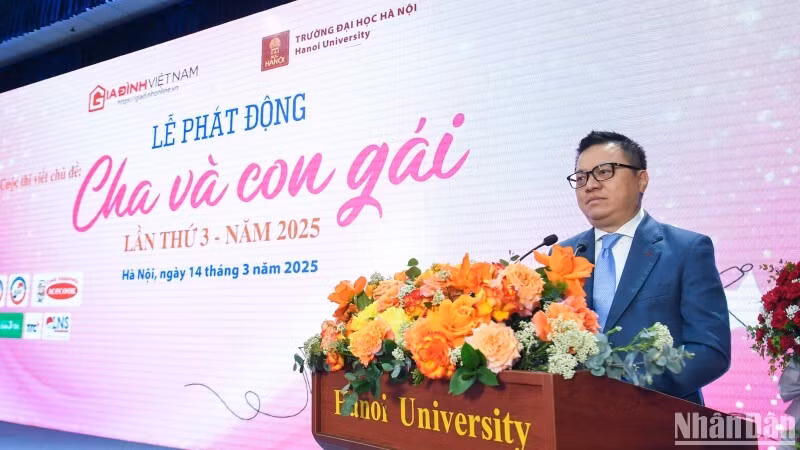 Журналист Ле Куок Минь выступает на мероприятии.