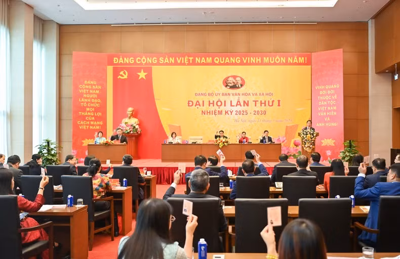 Делегаты голосуют за принятие резолюции. Фото: Зюи Линь