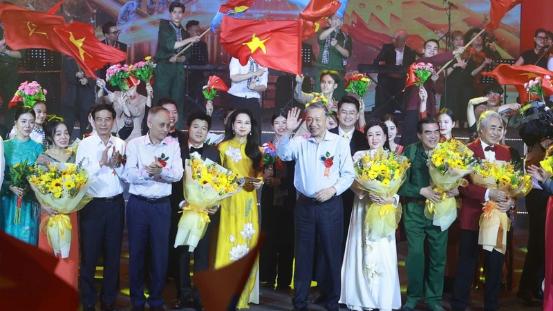 Генеральный секретарь ЦК КПВ То Лам, действующие и бывшие руководители Партии и Государства на художественной программе. Фото: ВИА