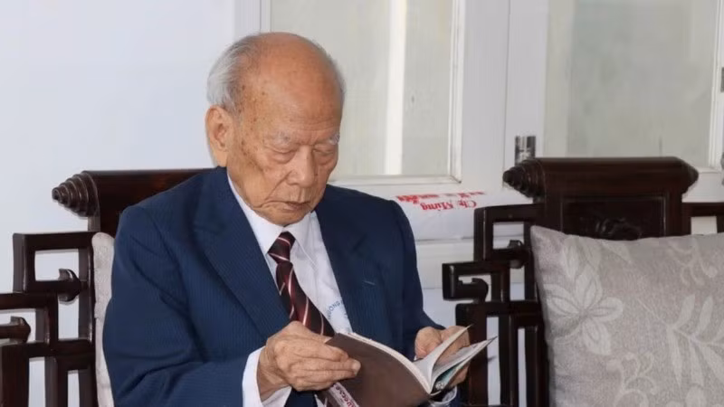 Генерал-майор Хюинь Дак Хыонг вспоминает встречу с генералом, главнокомандующим Кхамтаем Сипхандоном. Фото: ВИА