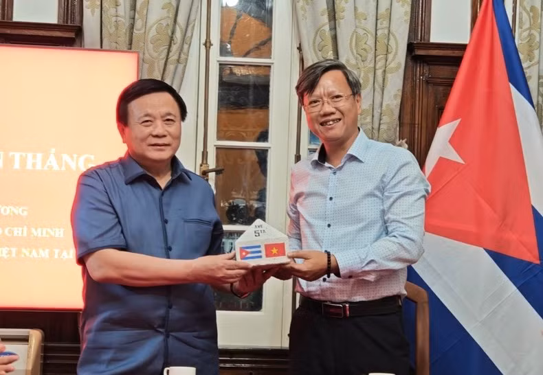 Посол Ле Куанг Лонг вручает памятный подарок товарищу Нгуен Суан Тхангу. Фото: Посольство Вьетнама на Кубе