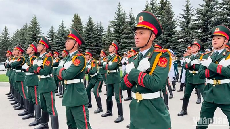 Вьетнамские военнослужащие усердно тренируются к параду.