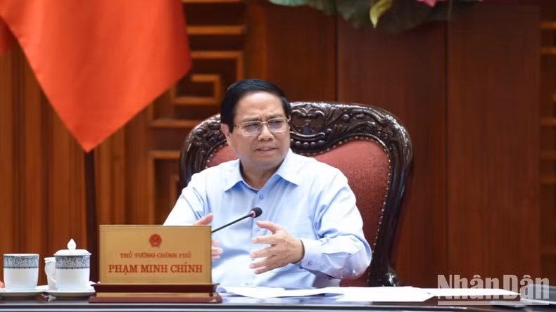 Премьер-министр Фам Минь Тьинь выступает на заседании. Фото: Чан Хай