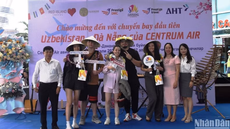 Торжественная церемония встречи пассажиров первого рейса из Ташкента. Фото: Ань Дао Торжественная церемония встречи пассажиров первого рейса из Ташкента. Фото: Ань Дао