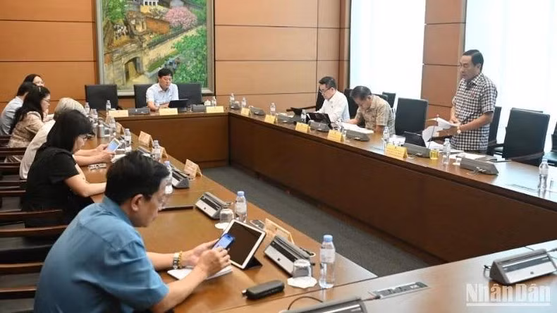 Депутаты НС работают в группах. Фото: Буй Жанг