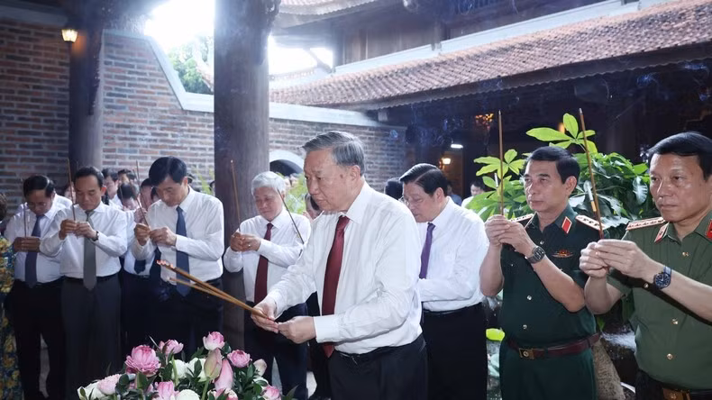 Генеральный секретарь ЦК КПВ То Лам воскуряет благовония в комплексе исторических памятников особого государственного значения Кимлиен. Фото: ВИА