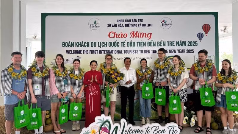 Руководители Департамента культуры, спорта и туризма провинции Бенче вручают подарки делегации иностранных туристов. Фото: Хоанг Чунг