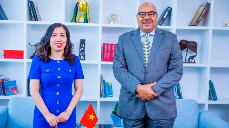 Заместитель министра иностранных дел Вьетнама Ле Тхи Тху Ханг и Министр иностранных дел и восточноафриканского сотрудничества Танзании Махмуд Табит Комбо.