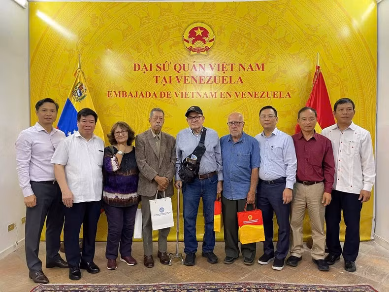 Делегация фотографируется с бывшими партизанами Каракаса и людьми, которые любят Вьетнам. Фото: Посольство Вьетнама в Венесуэле