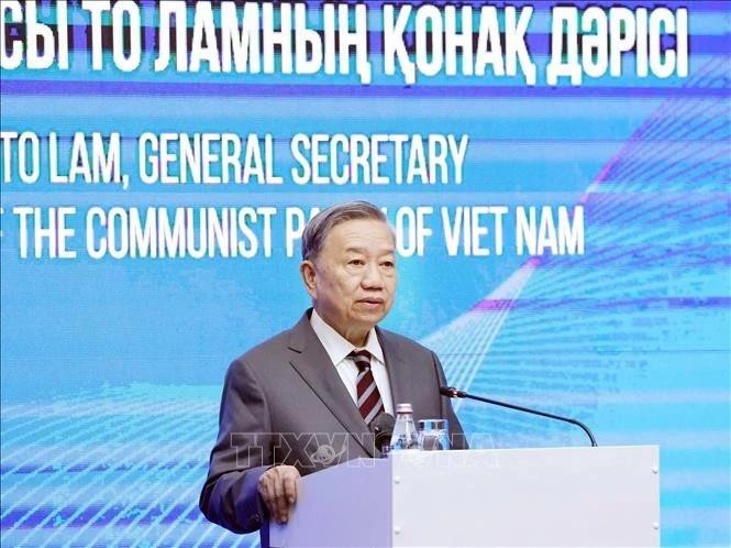 Генеральный секретарь ЦК КПВ То Лам выступил в АГУ при Президенте РК с политической речью. Фото: ВИА