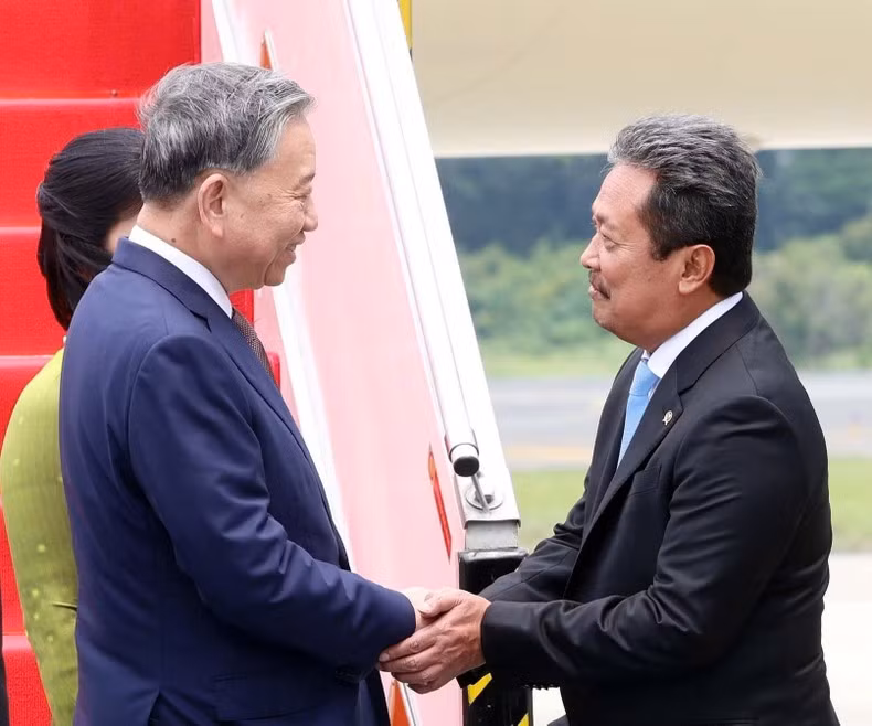 Официальные лица Индонезии приветствуют Генерального секретаря ЦК КПВ То Лама и его супругу в международном аэропорту имени Халима Перданакусумы в Джакарте. Фото: ВИА