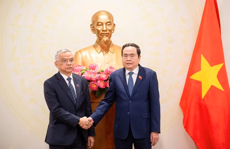 Председатель НС Вьетнама Чан Тхань Ман и Зампредседателя НА Лаоса Соммад Фолсена. Фото: quochoi.vn