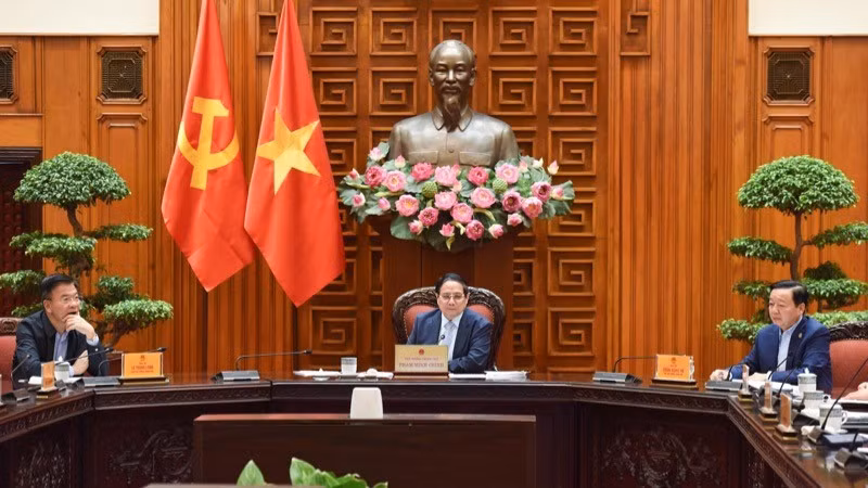 Премьер-министр Фам Минь Тьинь председательствует на заседании. Фото: Чан Хай