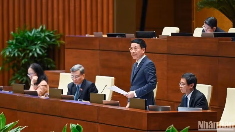 Министр науки и технологий Нгуен Мань Хунг разъясняет вопросы, поднятые депутатами Национального собрания. Фото: Буй Жанг