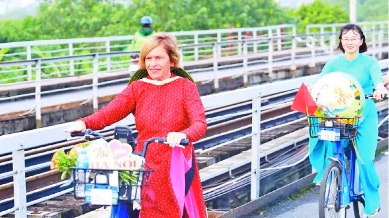 Стелла Чиорра в поездке по продвижению вьетнамского аозай. Фото: ВИA