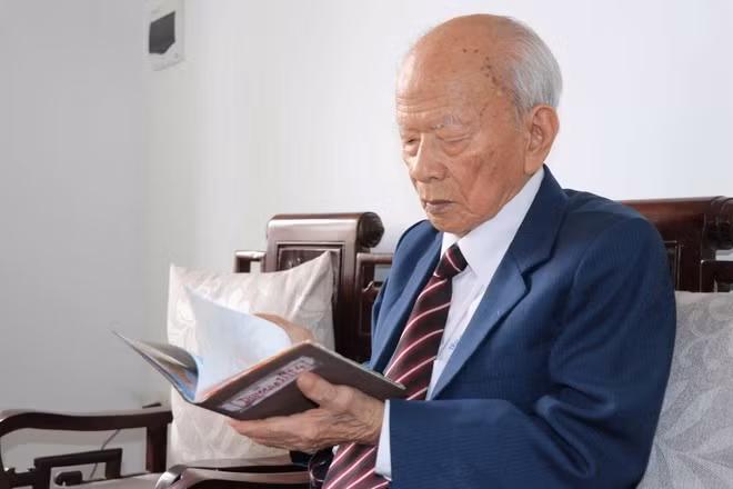 Генерал-майор Хюинь Дак Хыонг вспоминает встречу с генералом, главнокомандующим Кхамтаем Сипхандоном. Фото: ВИА