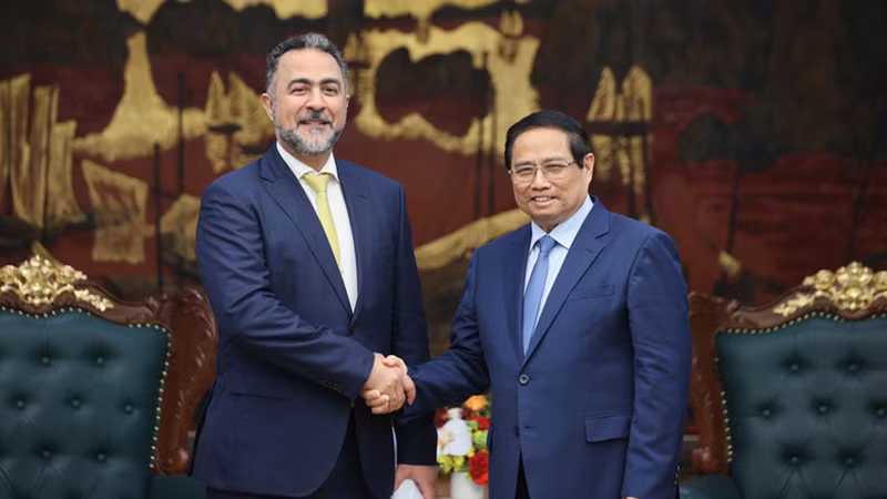 Премьер-министр Фам Минь Тьинь принимает заместителя председателя Управления по инвестициям Омана Нассера бин Сулеймана Аль Харти. Фото: VGP