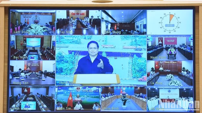 Заседание прошло в онлайн-режиме с участием руководителей и представителей народных комитетов местностей, где реализуются ключевые транспортные проекты. Фото: Чан Хай