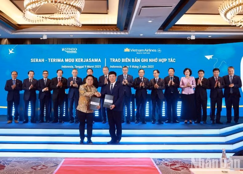 Подписание меморандума о сотрудничестве между «Vietnam Airlines» и Индонезийской ассоциацией туристических агентов.