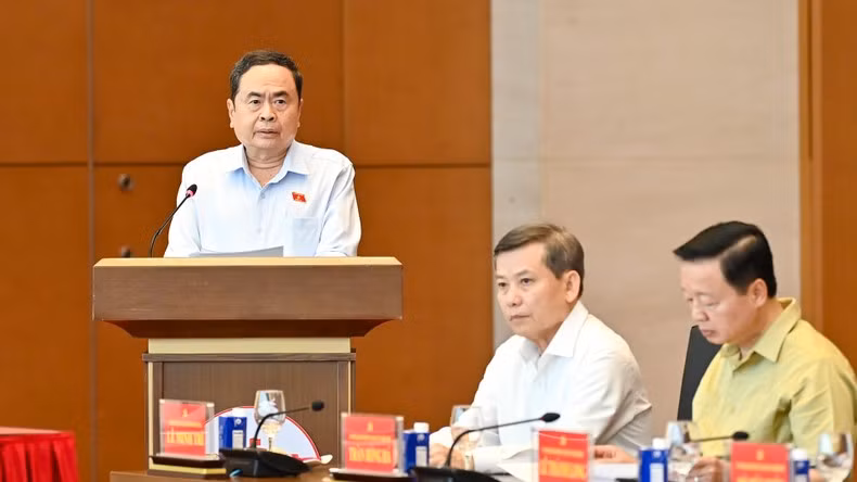 Председатель НС Чан Тхань Ман выступает со вступительной речью. Фото: Зюи Линь