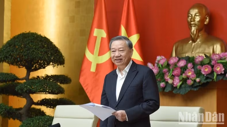 Генеральный секретарь ЦК КПВ То Лам выступает с руководящей речью. Фото: Чан Хай