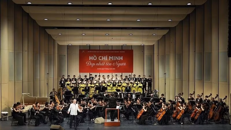 Эта программа — художественная симфония, посвящённая 135-летию со дня рождения Президента Хо Ши Мина. Фото: HGO