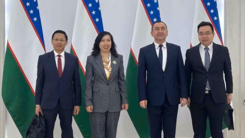 Замминистра иностранных дел Вьетнама Ле Тхи Тху Ханг и Замминистра иностранных дел Узбекистана Илхом Хайдаров на политических консультациях.