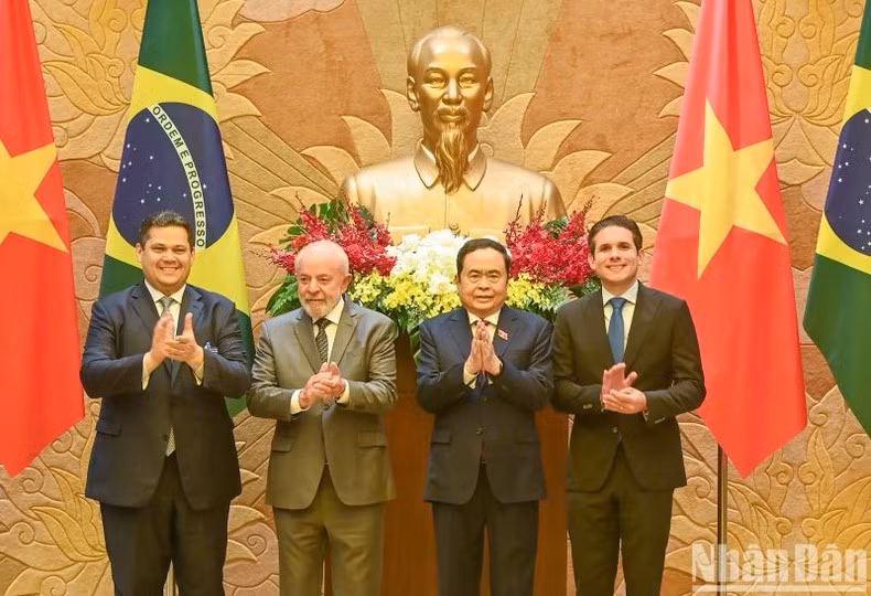 Председатель НС Вьетнама Чан Тхань Ман, Президент Бразилии Луис Инасиу Лула да Силва и делегаты. Фото: Зюи Линь