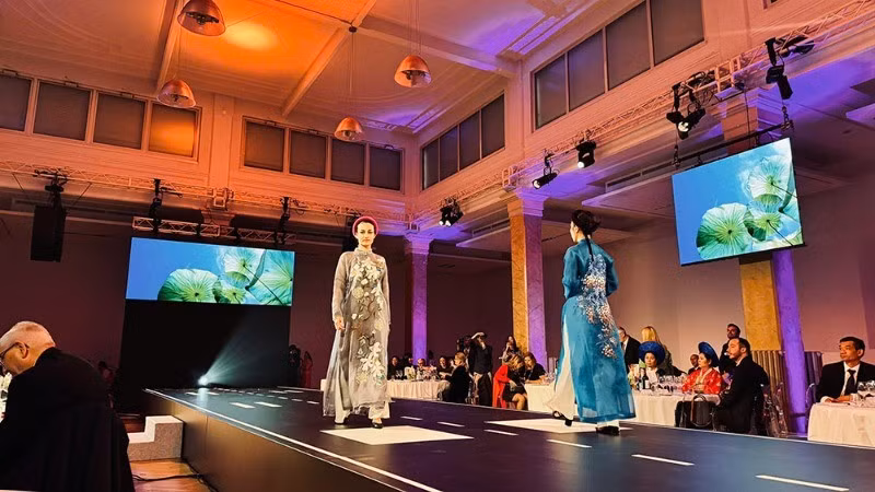 Показ мод с традиционными вьетнамскими костюмами «аозай» на мероприятии. Фото: Национальное управление по туризму Вьетнама