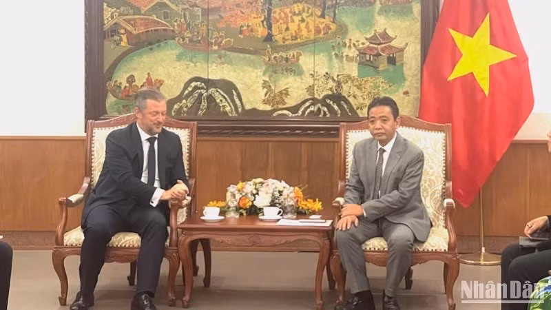 Заместитель министра Хоанг Дао Кыонг и президент МПК Эндрю Парсонс.