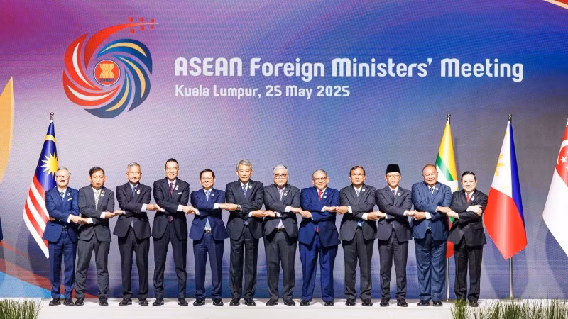 Вице-премьер, Министр иностранных дел Вьетнама Буй Тхань Шон и делегаты. Фото: МИД Малайзии