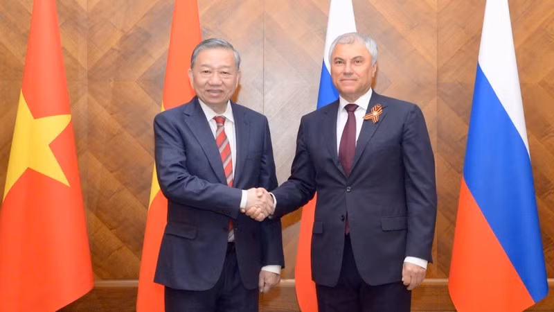 Генеральный секретарь ЦК КПВ То Лам и Председатель Государственной Думы Федерального собрания РФ Вячеслав Володин. Фото: ВИА