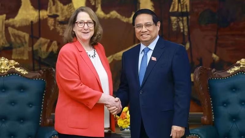 Премьер-министр Фам Минь Тьинь (справа) принимает председателя американо-китайской комиссии по обзору экономики и безопасности Реву Прайс. Фото: ВИA