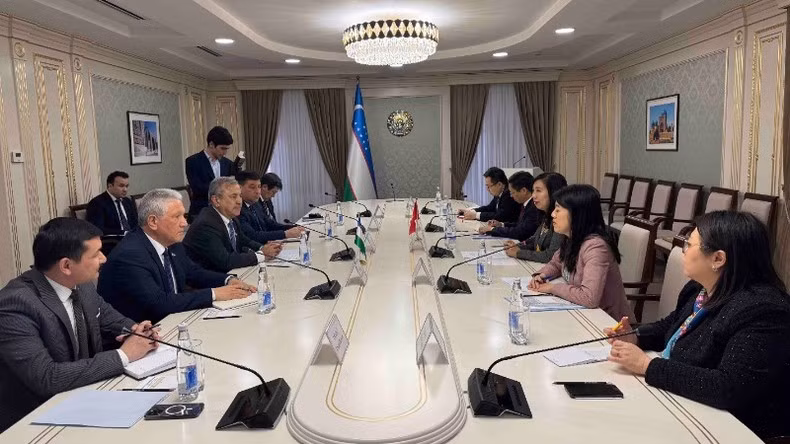 Замминистра иностранных дел Вьетнама Ле Тхи Тху Ханг на встрече с Первым зампредседателя Сената Узбекистана Олий Мажлиса Содиком Сафоевым.