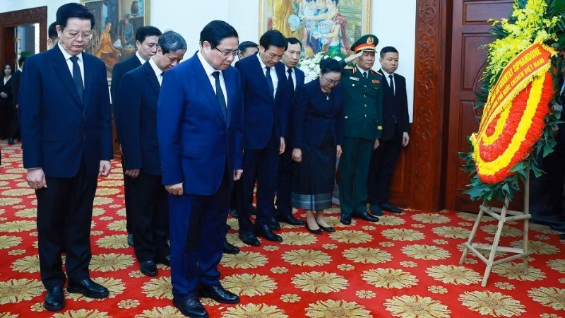 Премьер-министр Фам Минь Тьинь прощается с товарищем Кхамтаем Сипхандоном в Посольстве Лаоса во Вьетнаме, 4 апреля 2025 года. Фото: ВИА