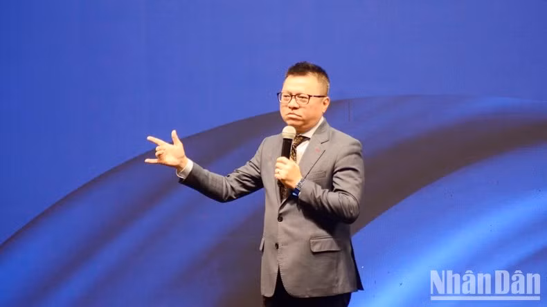 Главный редактор газеты «Нянзан» Ле Куок Минь поделился ценной информацией на семинаре.