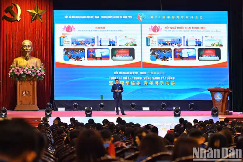 Молодые спикеры выступают с докладами на программе.