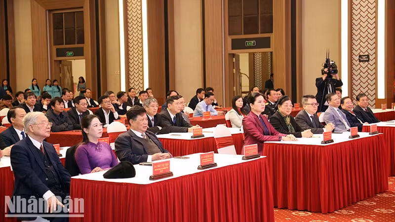 Участники церемонии.