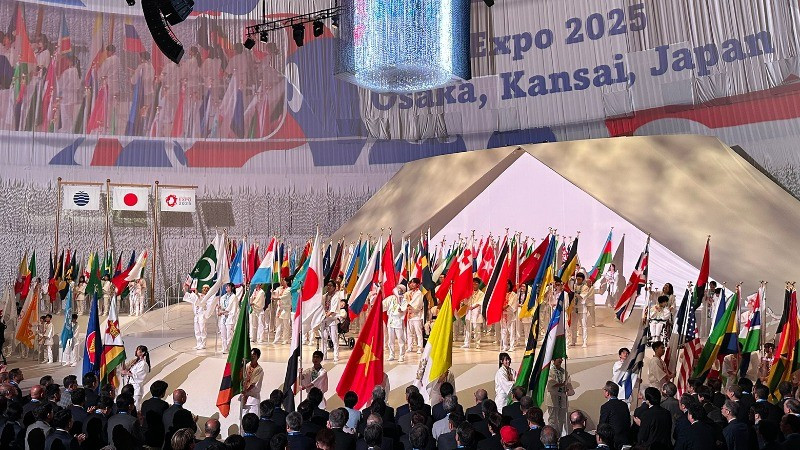 Вьетнамский флаг на церемонии открытия Всемирной выставки ЭКСПО-2025. Фото предоставлено Департаментом международного сотрудничества