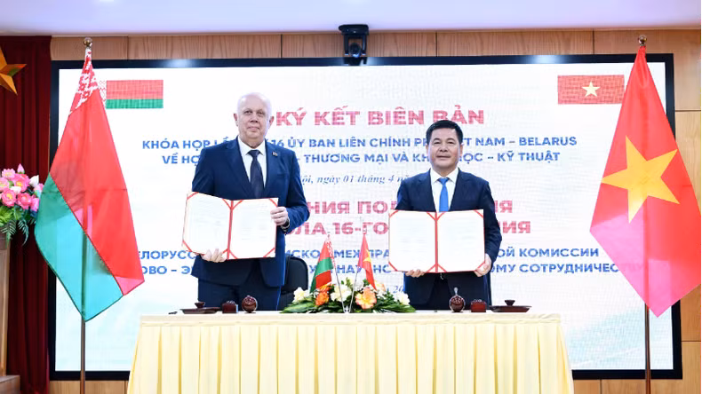 Стороны подписывают протокол 16-го заседания Вьетнамско-белорусской межправительственной комиссии.