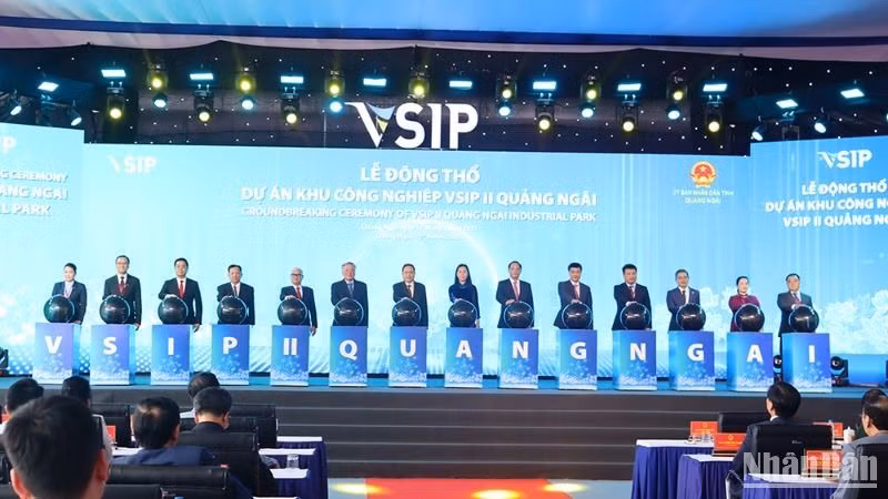 Председатель НС Чан Тхань Ман, руководители Партии и Государства, руководители провинции Куангнгай и инвесторы нажимают на кнопки в знак закладки первого камня промышленного парка VSIP II Куангнгай.