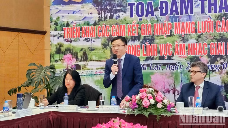 Председатель Народного комитета города Далат Данг Куанг Ту выступает с речью.