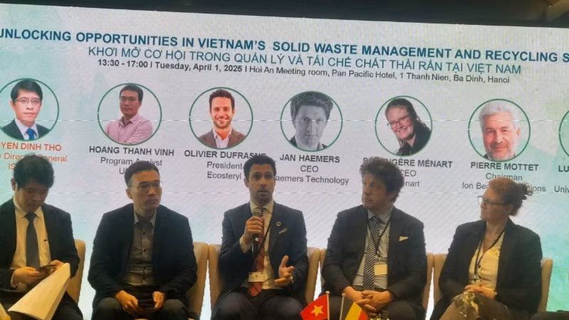 Участники дискуссии обсуждают многие вопросы. Фото: VT